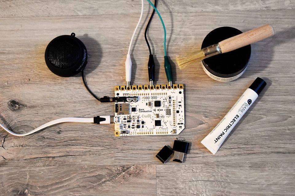 Zestaw Bare Conductive, płytka, kable, czytnik USB, farba, pędzel