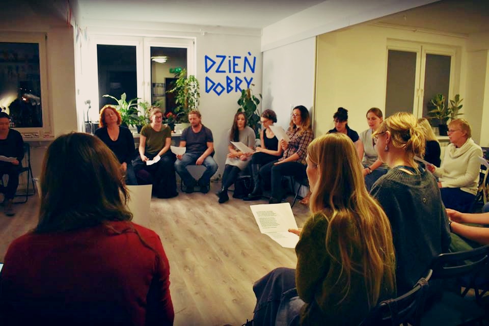 Ludzie w kręgu, uczestnicy warsztatu śpiewu białym głosem