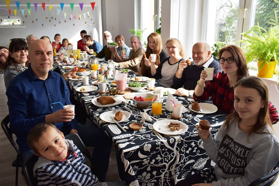 Sąsiedzkie śniadanie przy wspólnym stole