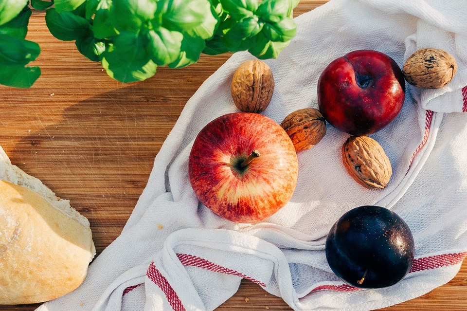 Produkty spożywcze na bawełnianej ścierce.