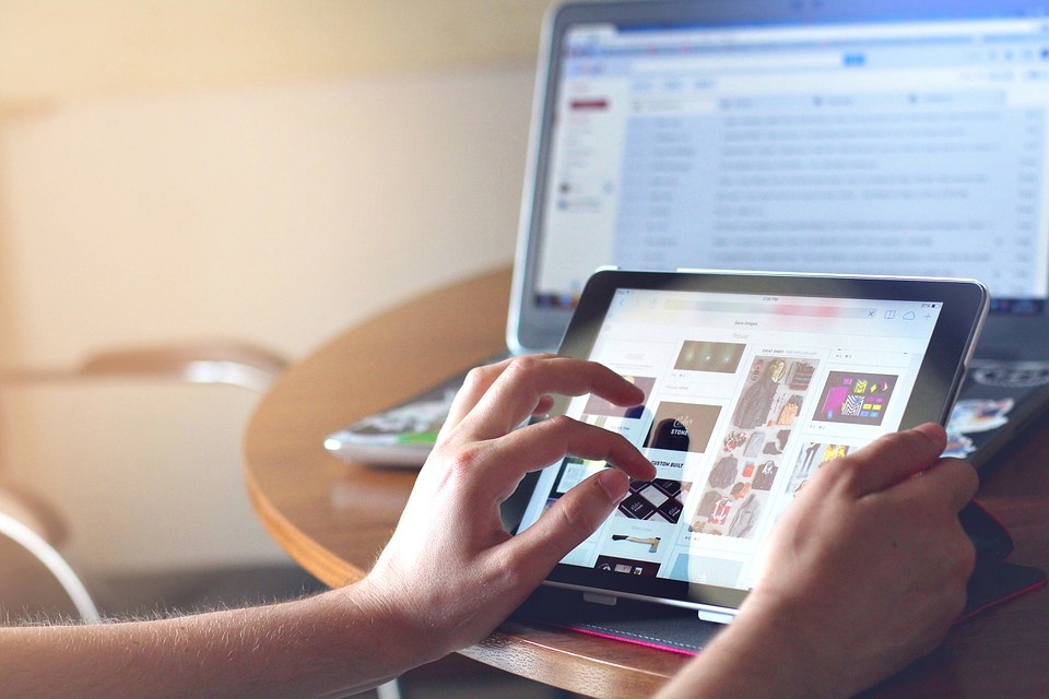 Laptop i tablet.