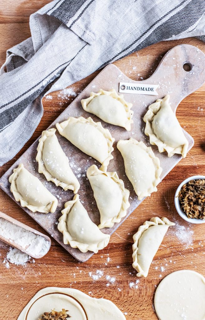 Domowe pierogi na drewnianej desce