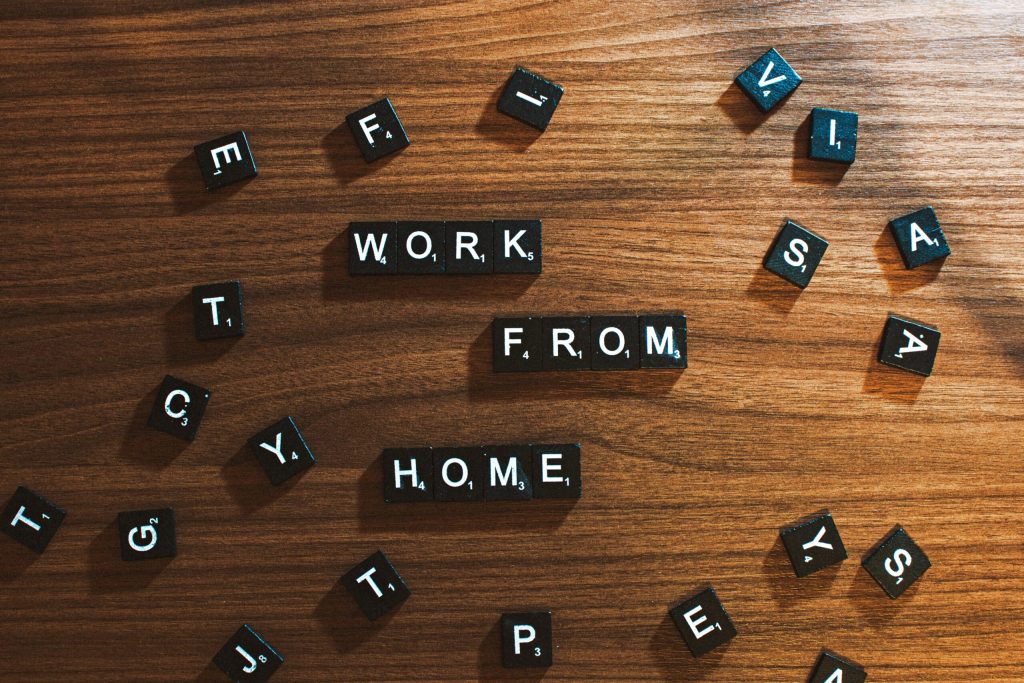 Napis "work from home" ułożony ze scrabble