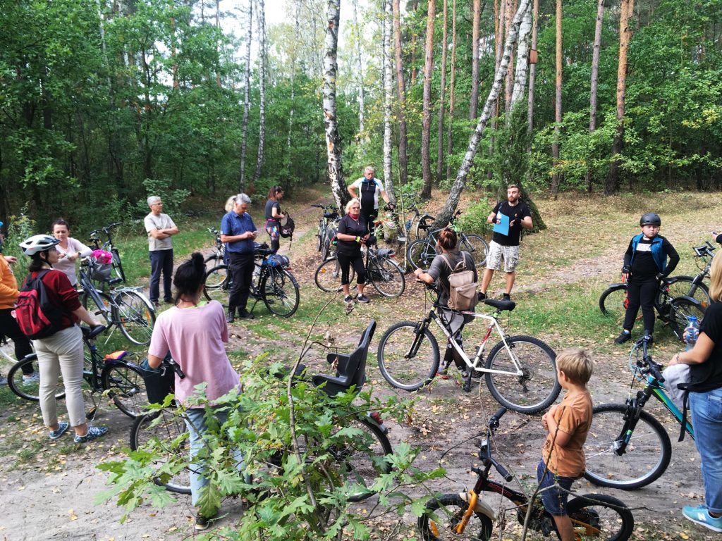 Uczestnicy rowerowej wyprawy na postoju w lesie.