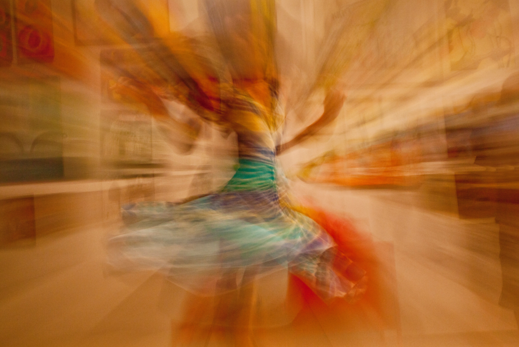 Wirująca postać w kolorowej sukience (zdjęcie w ruchu).