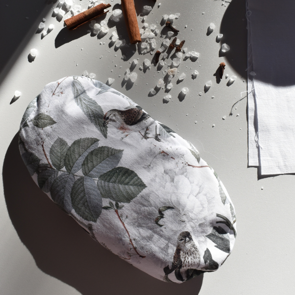 Ogrzewacz, kryształki soli i laski cynamonu na blacie.