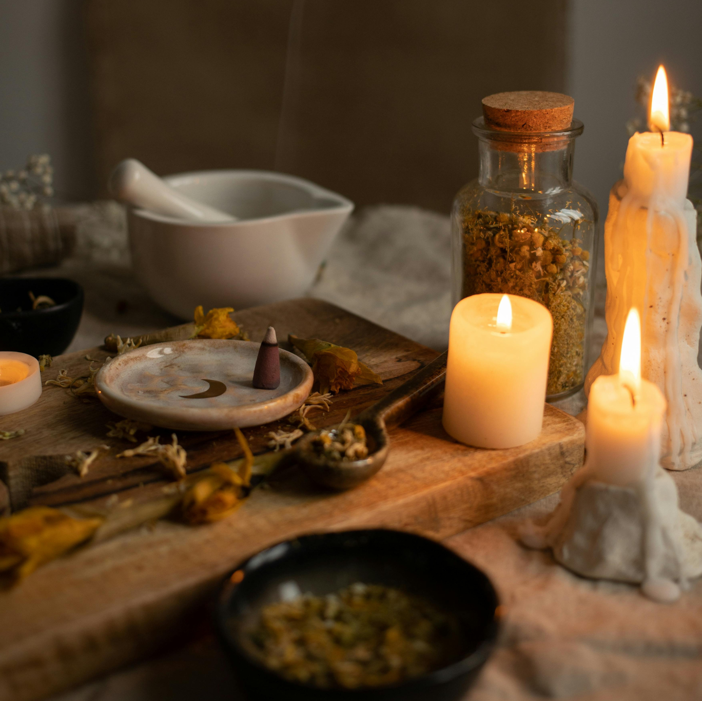 Świece, zioła i naturale kadzidła na drewnianej desce.